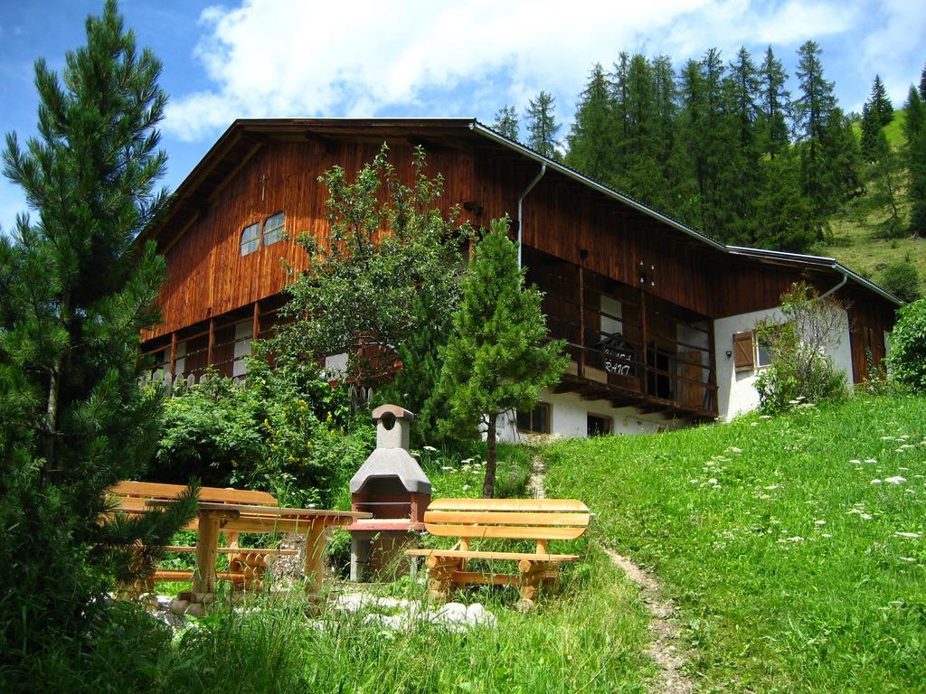 Ciasa Raut Apartment La Valle Luaran gambar